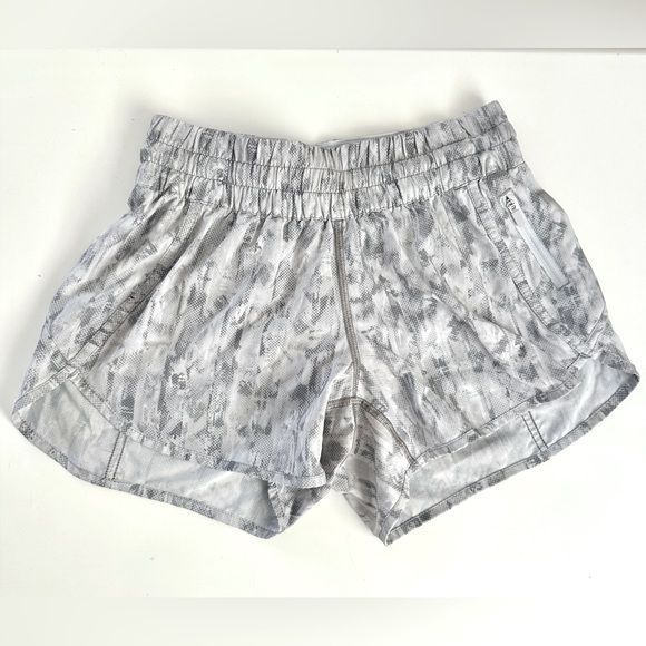 lululemon athletica Pants - Lululemon Tracker Low-Rise Lined Short 4” (City Breeze Alpine White) - Size 6